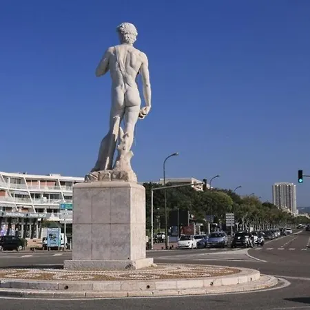 A 2 Pas De La Marseille
