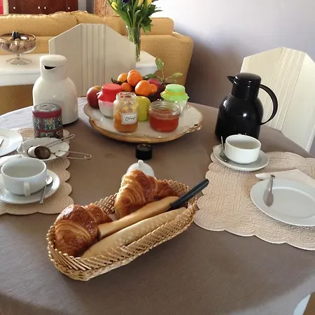 La Petite Maison Bed & Breakfast