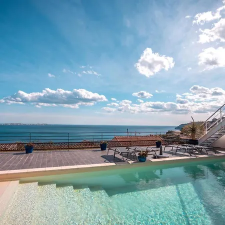 Les 2 Vue Piscine Guest house Marseille