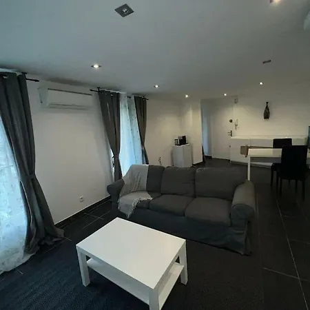 Apartment Grand Climatise Et Fonctionnel
