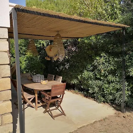 Calme Grand Jardin Bord De Mer. Parking
