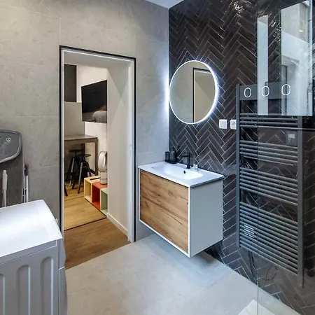 1 Bedroom With Terrace - Prefecture Apartment *