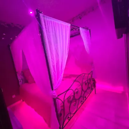 Avec Jacuzzi, Et Terrasse *