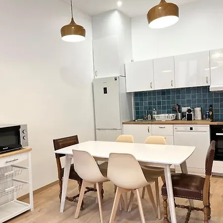 Pleasant 3-bedroom Flat In The Center Of Apartment *