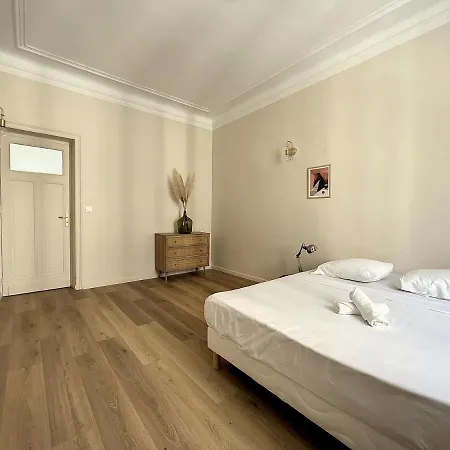 Apartment Charmant Renove - Central & Spacieux - Les Freres De La Loc' *