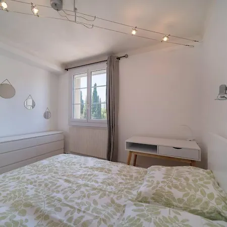 Apartment Tout Equipe Traversant 6 A 8 Couchages Marseille