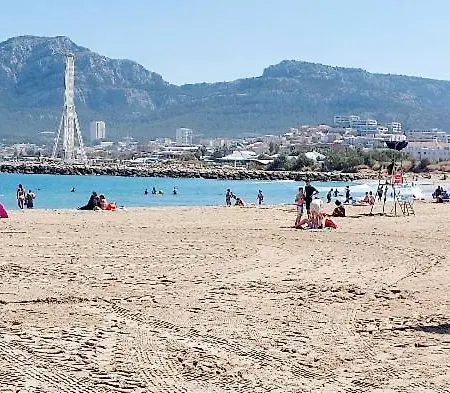 A 2 Pas De La *
