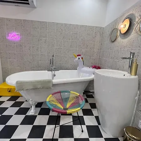 La Popart - Baignoire - Lit Rond Apartment
