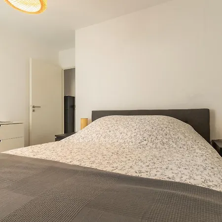 70 M2 Climatise Avec Balcon Et Parking Marseille