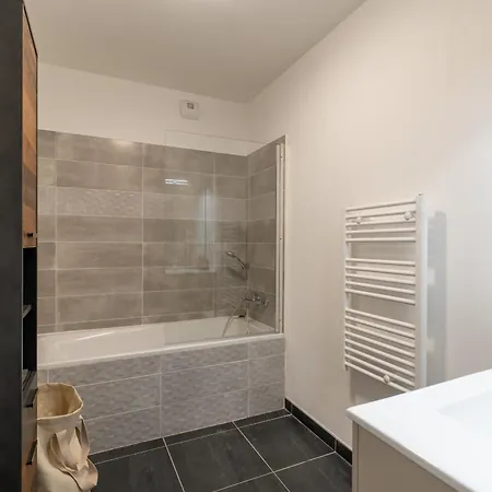 70 M2 Climatise Avec Balcon Et Parking * Marseille