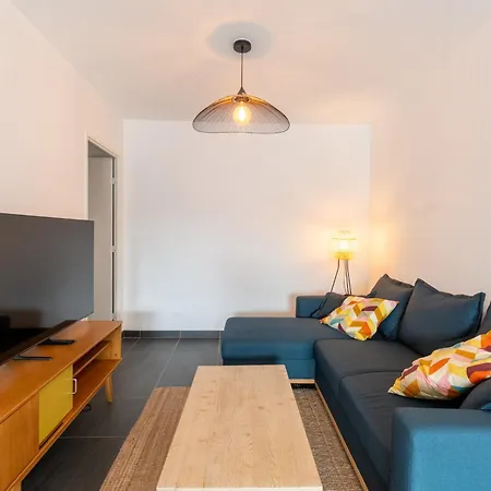 70 M2 Climatise Avec Balcon Et Parking Marseille