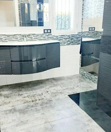 Fabuleuse -7 -14 Pers Avec Grande Piscine 2 Jacuzzis Marseille