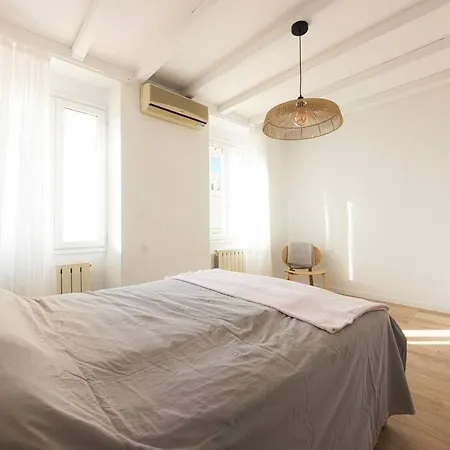 Maison De Roucas Blanc *