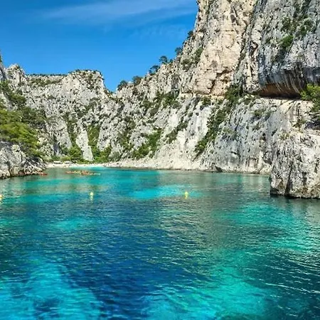 Magnifique Haut De Les Camoins Holiday home