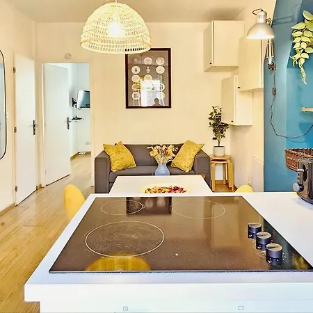 Air-conditioned With 2 Balconies Apartment Marseilles