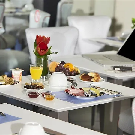 Kyriad Centre Paradis-prefecture Hotel 3*