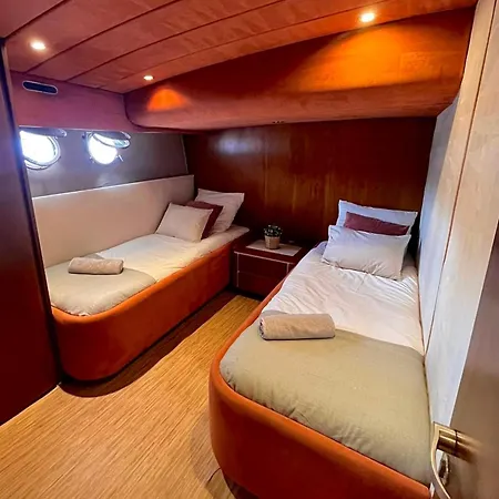 Yacht Idealement Situe Au Coeur Du Vieux-port Botel *