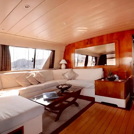 Yacht Idealement Situe Au Coeur Du Vieux-port Botel