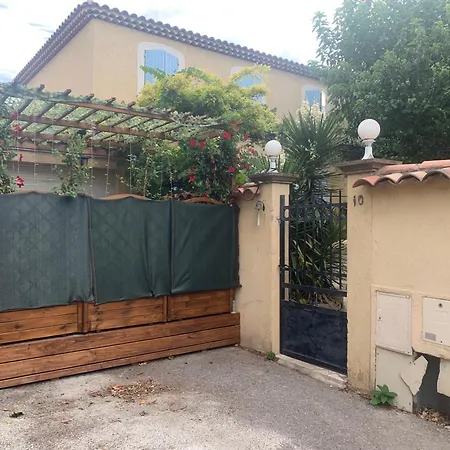 Homestay Oustaou Acces Piscine *