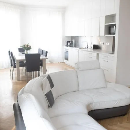 Luminous Golden Quarter Apartment *