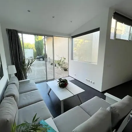 Prive Et Jardin Apartment *