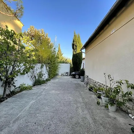 Prive Et Jardin Apartment *