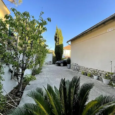 Prive Et Jardin Apartment *