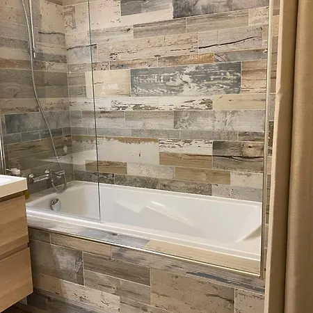 Charming Renovated Near The Apartment