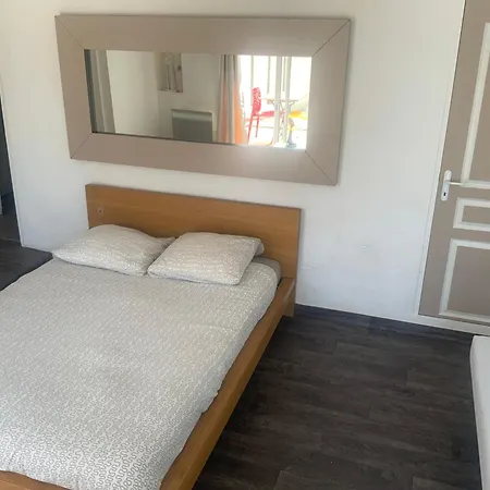 Apartment Pour 4 Face A La Piscine Marseille