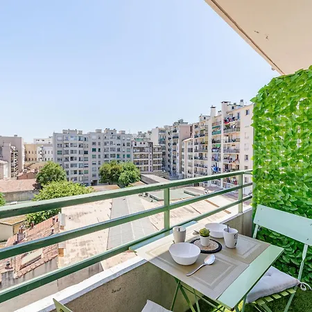 Apartment St Charles : Confortable+ Balcon
