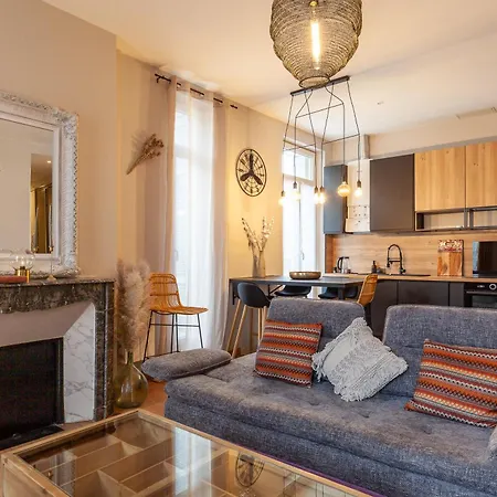 Pour 7 A Apartment Marseille