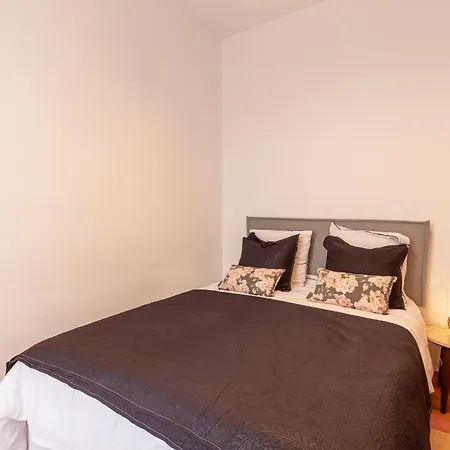 Pour 7 A Apartment Marseille