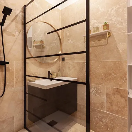 Pour 7 A Apartment Marseille