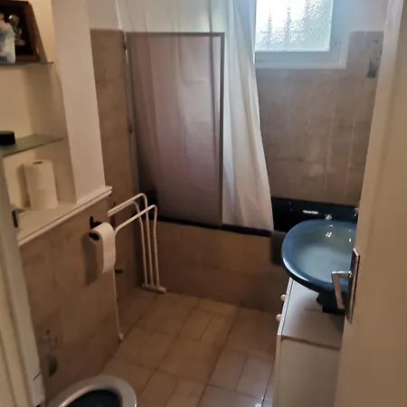 Big Ground Floor 2 Bedrooms Flat In A Quiet Building & Neighborghood *