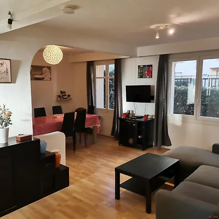 Big Ground Floor 2 Bedrooms Flat In A Quiet Building & Neighborghood Apartment *