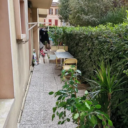 Big Ground Floor 2 Bedrooms Flat In A Quiet Building & Neighborghood