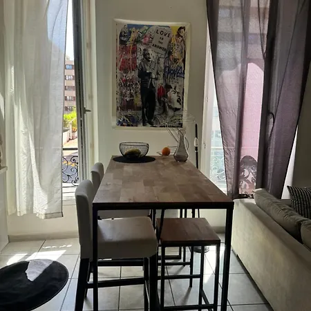 Apartment Situe En Centre-ville