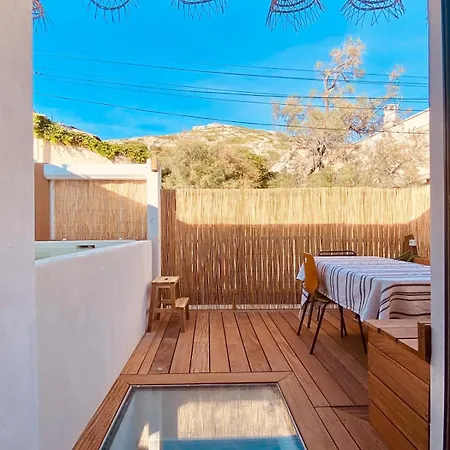 Maison Bord De Avec Jacuzzi Holiday home Marseille