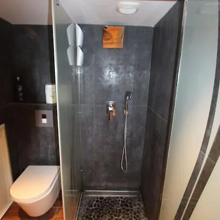 Confortable Carre D'or 2pers, Rez-de-chaussee Apartment Marseille