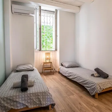 Maison Familiale Avec Grand Jardin, 2min De La Villa *