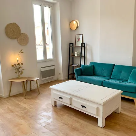 Petit Nid Proche De La Et Du Port Apartment