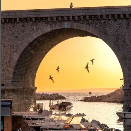 Click! Magical Views Notre-Dame, Vieux Port & Rooftops - Walk To All Apartment *