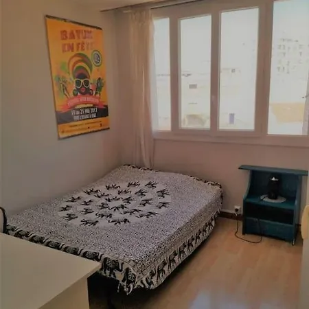 Bright Close To St Charles Station Apartment *