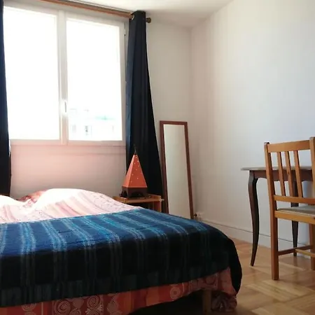 Bright Close To St Charles Station *