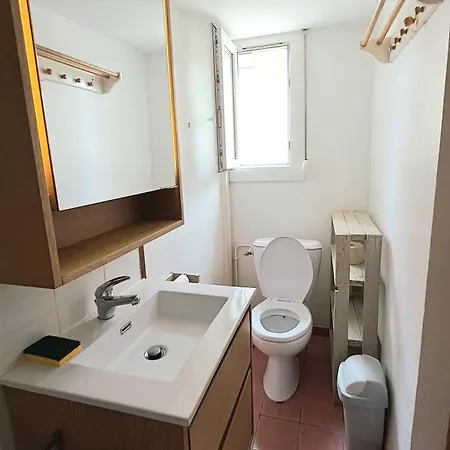 Jolie Maisonnette En Bord De Avec Jardin *