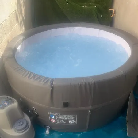 Maison Jardin+jacuzzi L'ete, A 1 Km Holiday home *