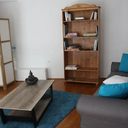 Petite Maison D'hote Et Son Patio Au Pied De Notre-dame Homestay