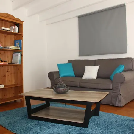 Petite Maison D'hote Et Son Patio Au Pied De Notre-dame Homestay *