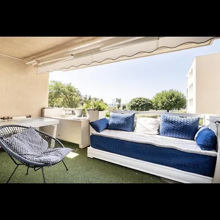 Tres Bel Bord De Apartment