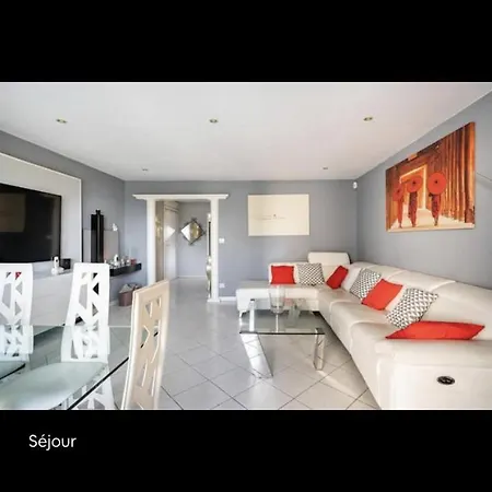 Tres Bel Bord De Apartment *